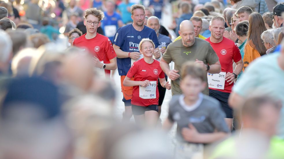 Seit dieser Woche ist auch die letztjährige Siegerin der weiblichen Jugend, Fenna Schoon (Mitte), beim Ossiloop dabei. Sie benötigte für die zehn Kilometer am Freitag 46:02 Minuten. Foto: Klaus Ortgies