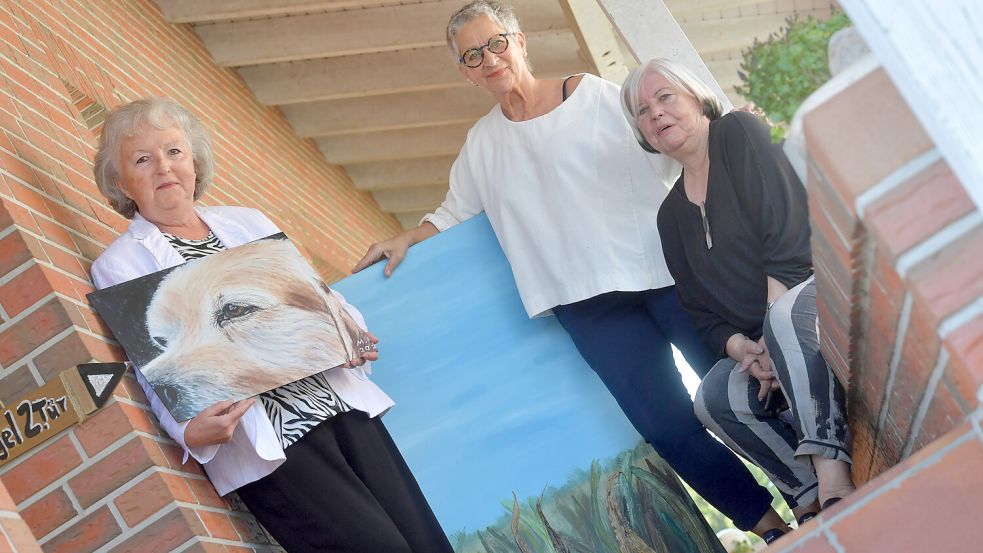 Monika Gerjets (von links), Elfriede Keiser und Gudrun Haug stellen ihre Kunstwerke in Nordgeorgsfehn aus. Foto: Klaus Ortgies