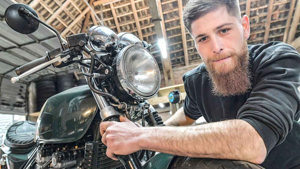 Frank Lechner aus der Krummhörn ist KFZ-Meister. Mittlerweile kümmert er sich aber fast nur noch um Motorräder. Foto: Klaus Ortgies