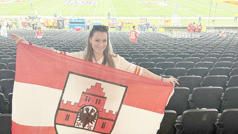 Bei ihrem ersten Besuch im Stadion in New Orleans hatte Stephanie Schutta die Fahne ihrer Heimatgemeinde Friedeburg im Gepäck. Die versteigert sie gerade für den guten Zweck. Foto: Schutta