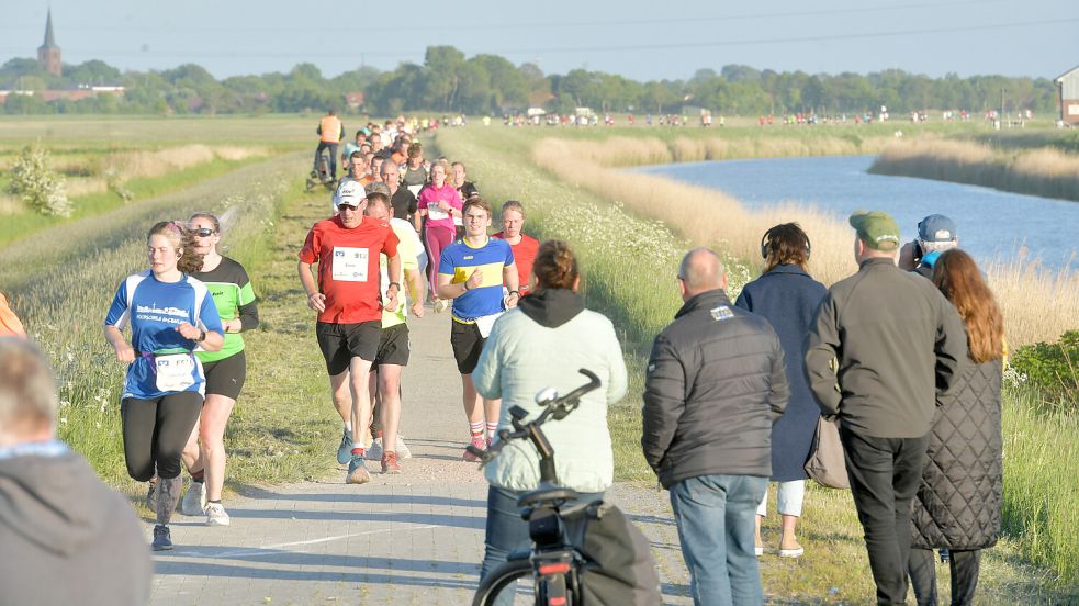 Die letzten Kilometer absolvierten die Athleten auf dem Deich von Esens bis nach Bensersiel. Foto: Klaus Ortgies
