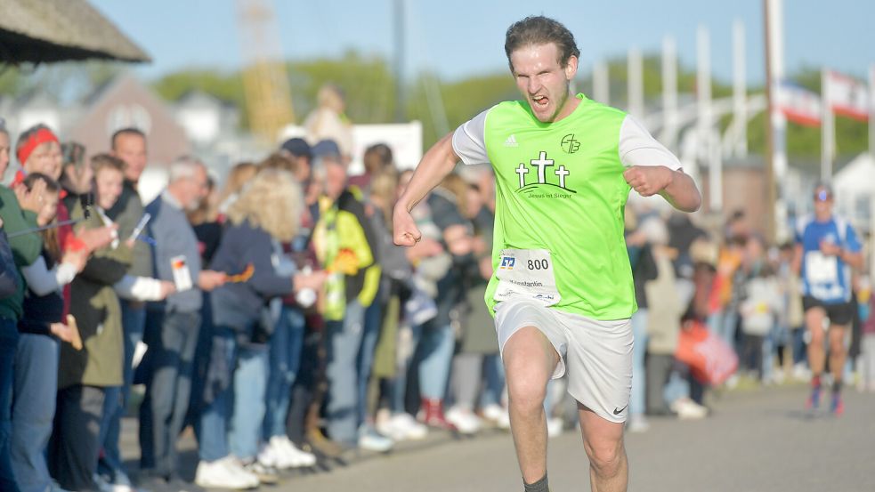 Beim Zieleinlauf in Bensersiel machten einige Athleten regelrechte Freudensprünge. Foto: Klaus Ortgies