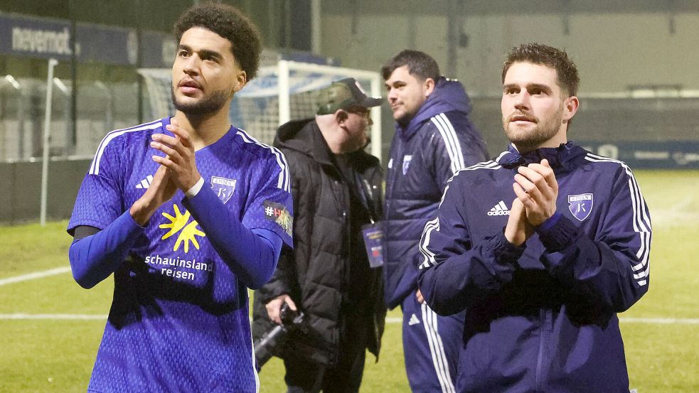 David Kébé (links) ist einer der Spieler, die Kickers Emden im Sommer verlassen. Foto: Doden, Emden