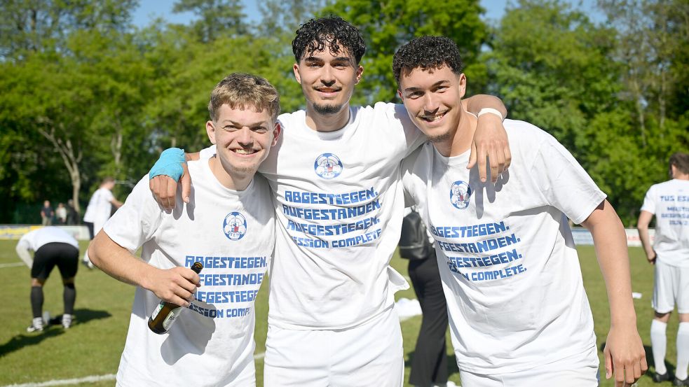 Die Spieler Luca Jansen, Isaiah Sainbank und Sam Stainbank streiften direkt die Meister-Shirts über.