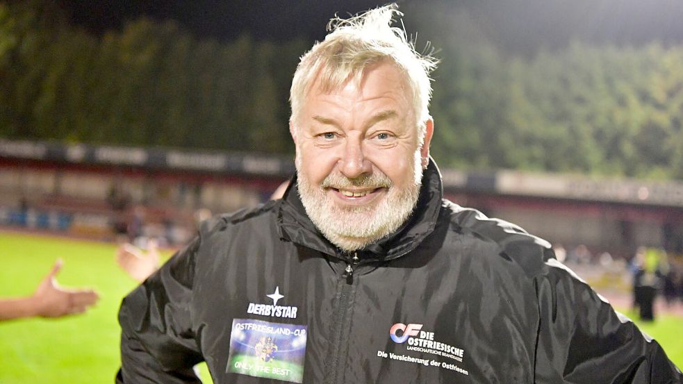 Manfred Bloem freut sich, dass der FC St. Pauli nach Ostfriesland kommt. Foto: Archiv