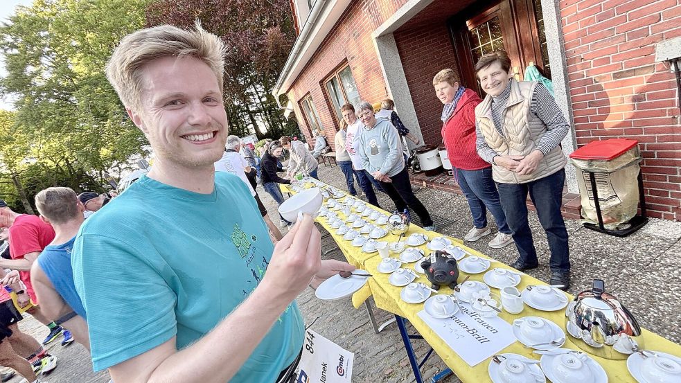 Auf der vorletzten Etappe gab es selbstverständlich wieder ein Tässchen Tee. Foto: Klaus Ortgies
