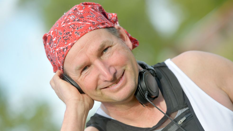 Der Musiker Helge Plavenieks aus Dornumersiel hat dem Ossiloop einen Song gewidmet. Foto: Klaus Ortgies