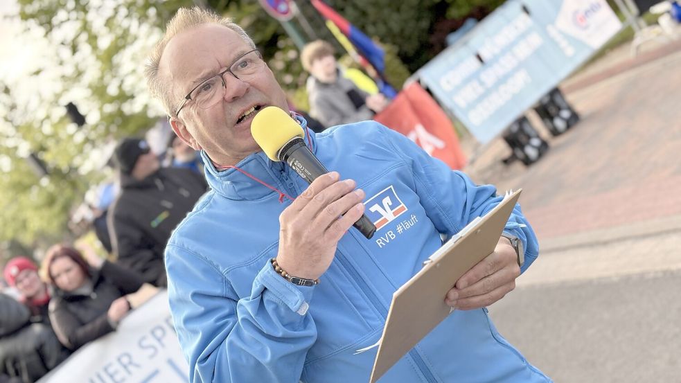 Moderator Heino Krüger führte in Bensersiel zum 100. Mal durch den Abend. Foto: Klaus Ortgies