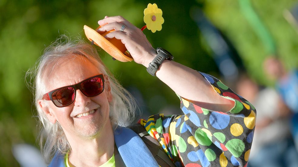 Clown Helge Wilken konnte in diesem Jahr zwar nicht mitlaufen, erfreute Zuschauer und Läufer aber trotzdem abseits der Strecke. Foto: Klaus Ortgies