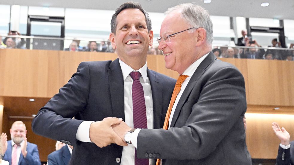 Während der Sitzung des Niedersächsischen Landtags beglückwünscht der scheidende Ministerpräsident Stephan Weil Olaf Lies, der gerade zum neuen Ministerpräsidenten von Niedersachsen gewählt wurde. Foto: Julian Stratenschulte/dpa