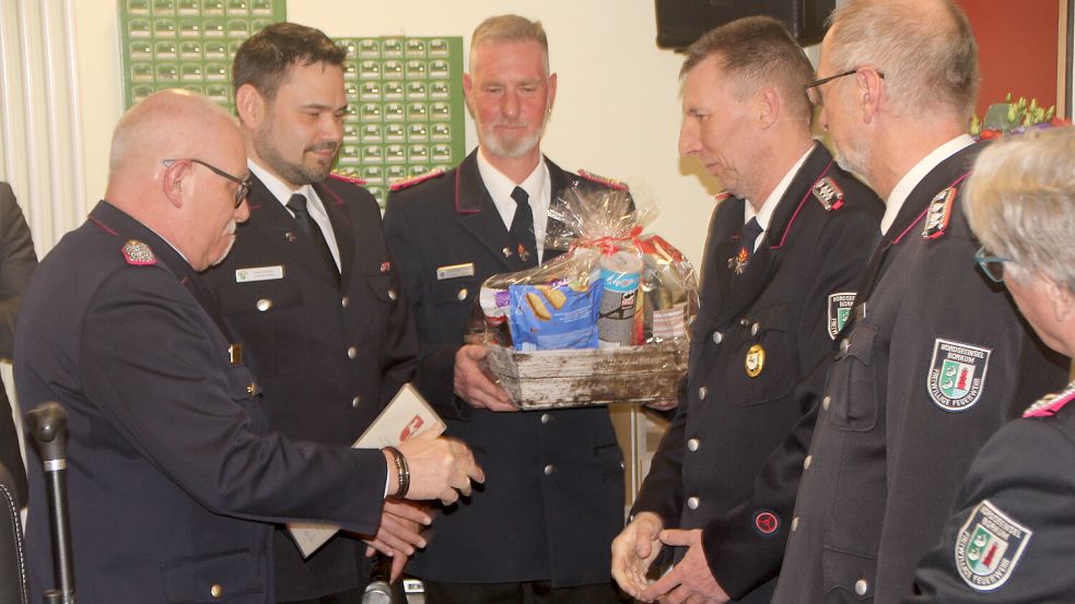 Peter Eggers, Brandabschnittsleiter Nord im Landkreis Leer (von links), Aike Brinkmann und sein Stellvertreter Andreas Harms gratulieren den geehrten Klaus-Dieter Poppinga, Volker Apfeld und Reinhard Tapper. Foto: Ferber