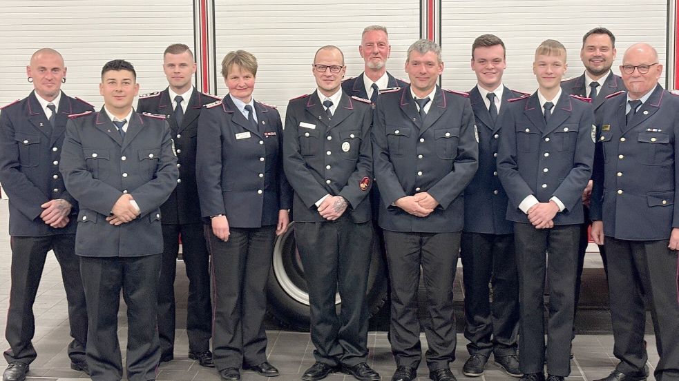 Gruppenbild mit Gästen, Borkumer Kommando-Mitgliedern und den Beförderten. Foto: Ferber