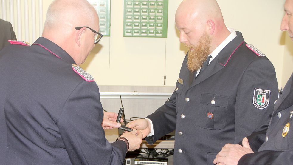Wurde von seiner Auszeichnung überrascht: Brandmeister Henrik Poppinga (rechts). Foto: Ferber