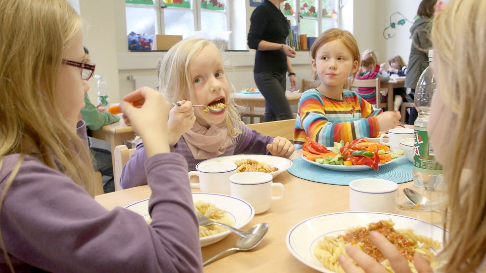 Auch die Frage des Mittagessens für die Grundschulkinder in der Ganztagsbetreuung ab 2026/2027 ist Thema im Ausschuss. Symbolfoto: Archiv/dpa/Roland Weihrauch