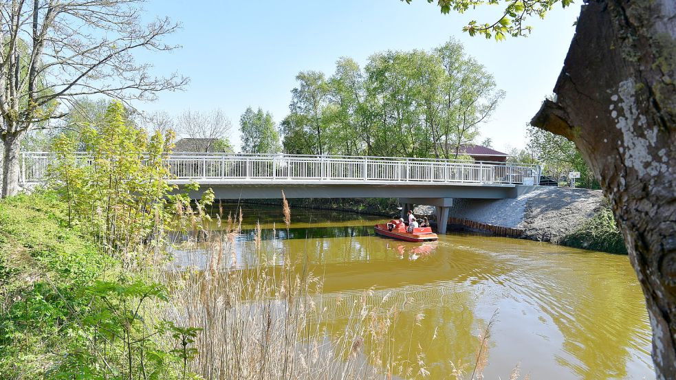Das Greetsieler Sieltief: beliebt bei Bootjefahrern und anscheinend auch bei Krimiautoren. Foto: Heinz Wagenaar/Archiv