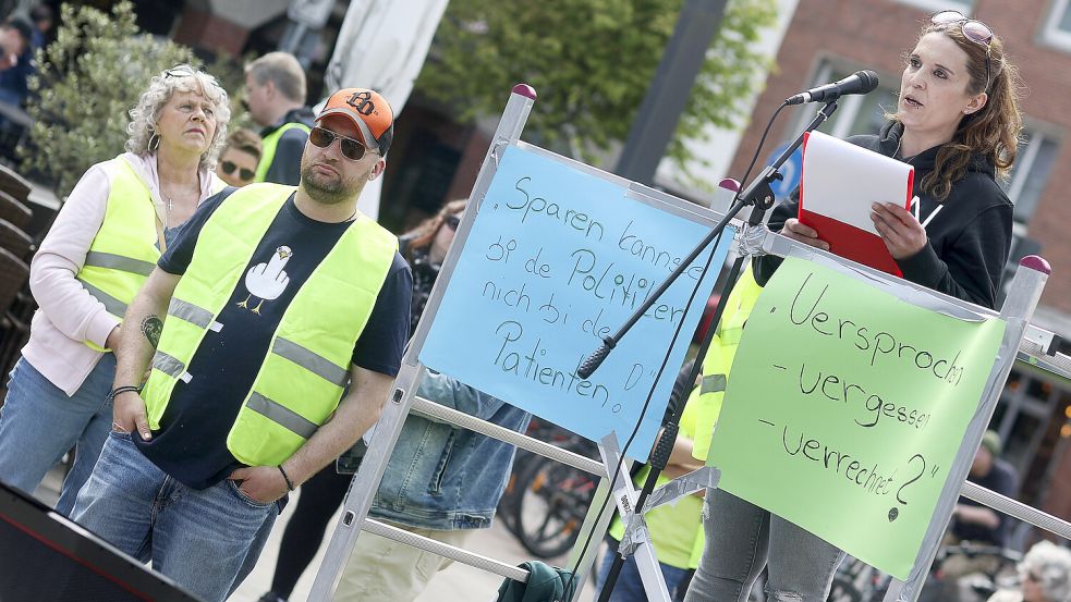 Am Samstag, 17. Mai 2025, hatte es eine Demo wegen der geplanten Schließung der Notfallversorgung in Emden gegeben. Es kamen etwa 250 Leute. Foto: Jens Doden/Archiv