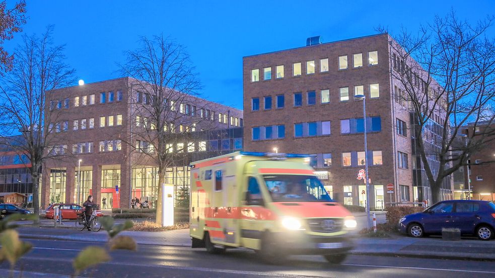 Das Krankenhaus in Aurich wird nach Eröffnung der Zentralklinik in Uthwerdum geschlossen – und damit auch die Notaufnahme. Foto: Romuald Banik/Archiv