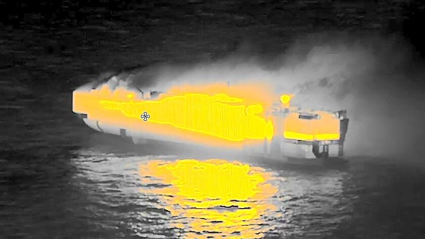 In der Unglücksnacht breitete sich das Feuer auf dem Frachter „Fremantle Highway“ schnell aus, wie dieses Foto einer Wärmebildkamera zeigt. Foto: Küstenwache der Niederlande/DPA