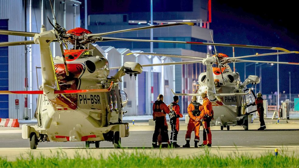Zwei Hubschrauber der Küstenwache waren an der Rettungsaktion auf dem Schiff „Fremantle Highway“ beteiligt. Hier stehen sie während der Unglücksnacht auf dem Flughafen Den Haag. Foto: Van Der Caaij/ANP/DPA