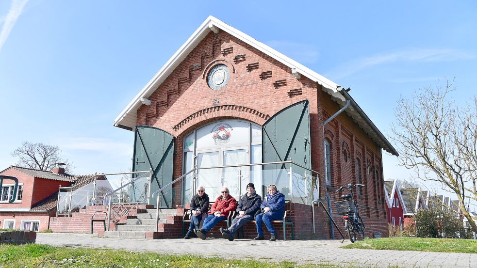 Beliebte Adresse bei Urlaubern und Einheimischen: der Rettungsschuppen im Hafen von Greetsiel. Foto: Heinz Wagenaar/Archiv