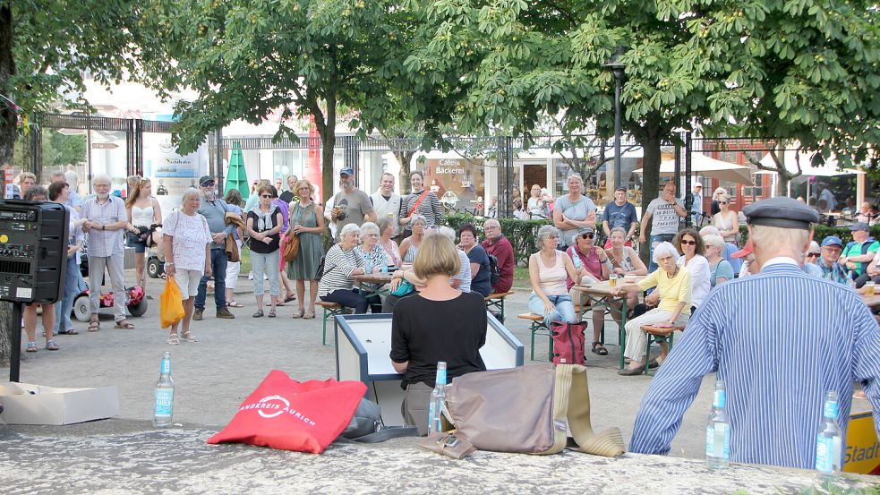 Am Georg-Schütte-Platz ging es auch in der Vergangenheit schon ums Plattdeutsche – wie hier 2024 bei der Eröffnung der Moije Weken. Foto: Florian Ferber