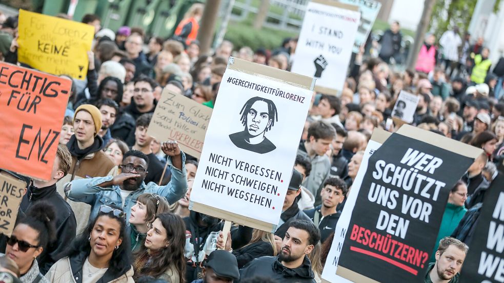 Tausende demonstrierten nach den tödlichen Schüssen in Oldenburg (Fo. In den Wochen nach Ostern fanden auch Demonstrationen und Kundgebungen in anderen Städten statt, darunter auch in Leer. Foto: Hock