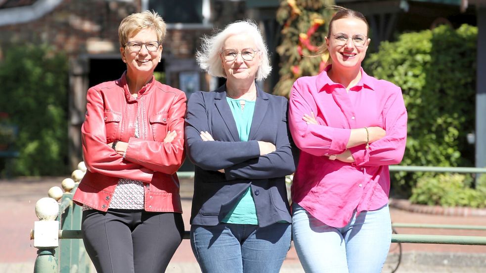 Gleichstellungsbeauftragte Sonja Alberts (von links), Ratsmitglied Grete Stedler (SPD) und Silke Bergmann als Ortsbürgermeisterin für Timmel und Westgroßefehn (Wählerbündnis Timmel/Westgroßefehn) wollen Frauen für Kommunalpolitik begeistern. Foto: Nicole Böning