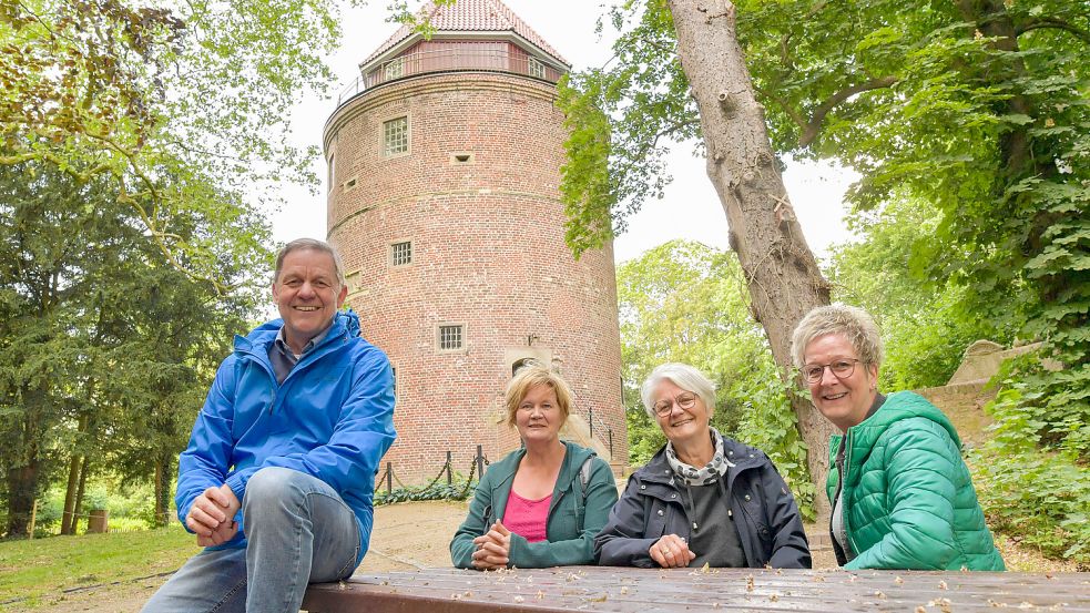 Ralf Möhlmann, Hille von Seggern, Marianne Groß und Marlene Voß sind im Orga-Team des Burggartens. Foto: Klaus Ortgies