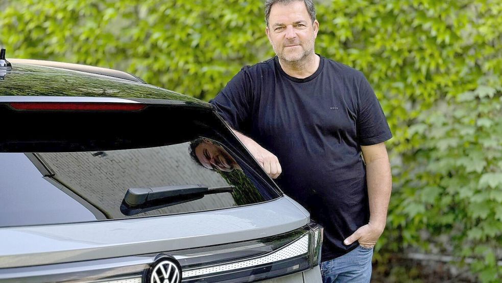 Posiert für den ID.7 aus Emden: Hundeprofi Martin Rütter. Foto: Volkswagen AG/Julius Haas