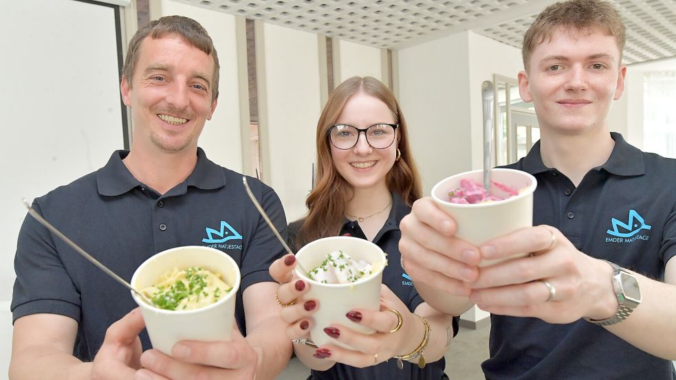 Dieter Dirksen, Romina Heine und Philip Brausmann (von links) präsentieren ihre neue Matjeskreation: bunte Heringssalate auf Kartoffelstreifen im Becher. Die gibt es erstmalig auf dem Matjesfest. Foto: Klaus Ortgies