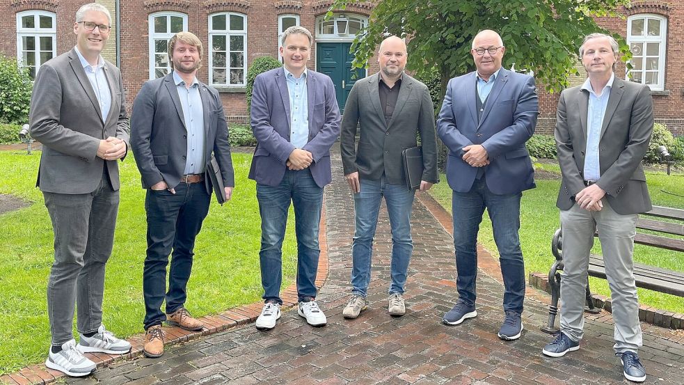 Haben den Startschuss für die Kommunale Wärmeplanung gegeben (von links): Bürgermeister Heiko Abbas und Projektleiter Stefan Schmitz (Weener), Bürgermeister Uwe Sap und Projektleiter Robert Müller (Bunde), Jemgums Bürgermeister Hans-Peter Heikens und von der EWE Netz Gmbh Alexander Grote. Foto: Stadt Weener