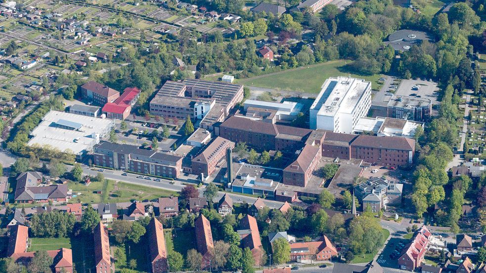 Das Emder Klinkum. Eine Patientin hatte sich hier 2018 mehrfach wegen starker Schmerzen vorgestellt. Dass sie Krebs hatte, erkannten die Ärzte erst, als es zu spät war. Foto: Archiv