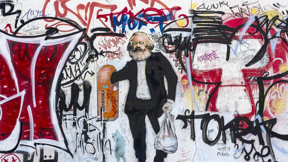 Hätte der Philosoph Karl Marx sich seine Rente als Flaschensammler verdienen müssen? Wahrscheinlich, weil er das Geld am Kapitalmarkt lediglich als fiktiv bezeichnete. Foto: IMAGO / Hohlfeld