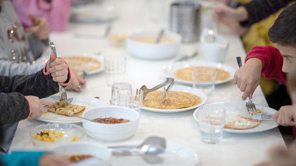 Für Kinder in der Ganztagsbetreuung muss das Angebot bestehen, ein Mittagessen zu bekommen. Symbolbild: dpa/Sebastian Gollnow