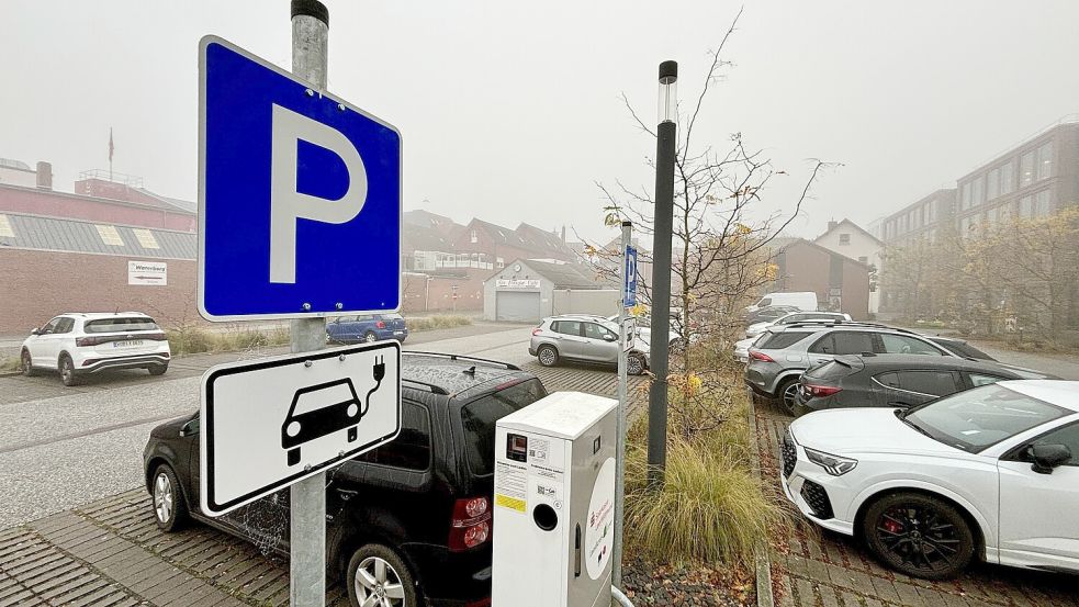 E-Autos können an verschiedenen Stellen in der Leeraner Innenstadt geladen werden. Foto: Klaus Ortgies/Archiv