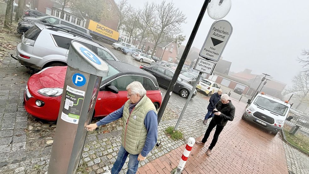 Auf dem Bild aus dem vergangenen Jahr wurde noch darauf hingewiesen, dass E-Autos kostenlos abgestellt werden können. Das ist nicht mehr der Fall. Foto: Klaus Ortgies/Archiv