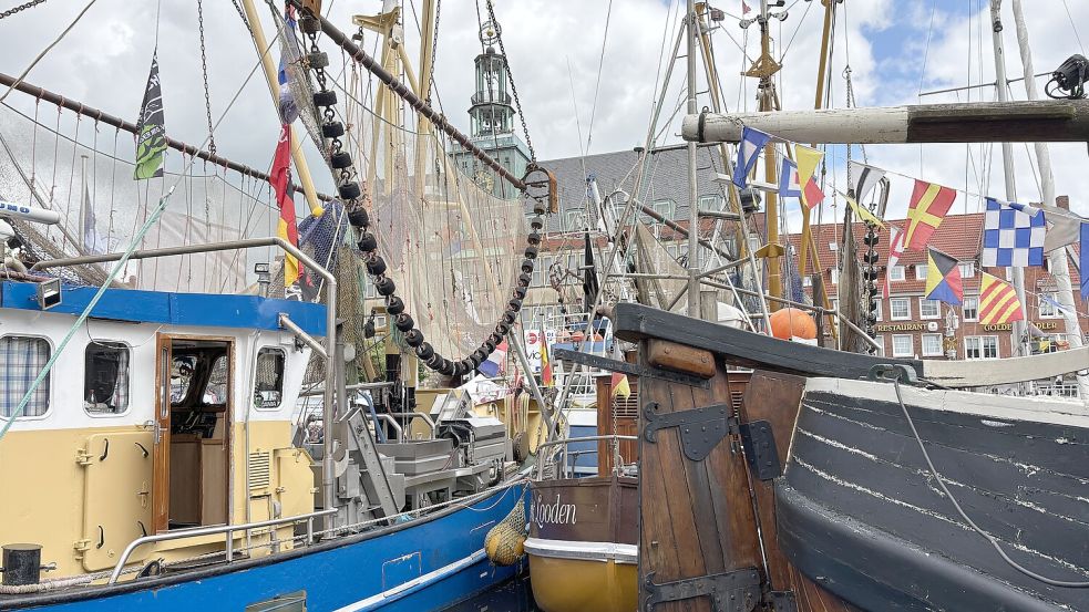 Ein schöner Anblick: die Krabbenkutter im Emder Delft zu den Matjestagen. Foto: Mona Hanssen