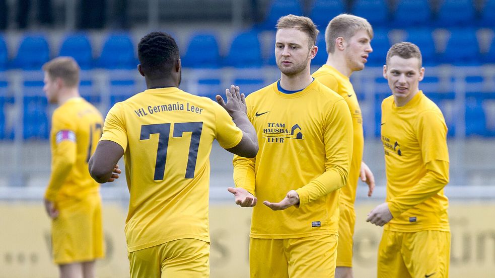 Lukas Siemers (Dritter von rechts) lief fünf Jahre für die 1. Herren von Germania Leer auf. Mittlerweile hat er seine Fußball-Laufbahn beendet. Archivfoto: Jens Doden, Emden