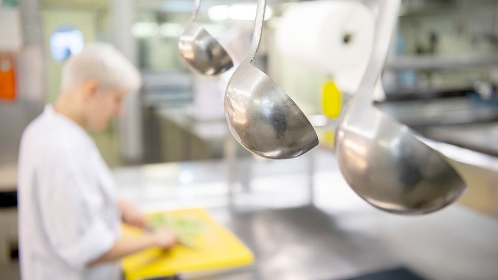 Nachwuchs in Sachen Gastronomie wird auch auf Borkum benötigt. Symbolbild: dpa/Sebastian Gollnow