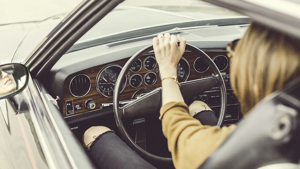 Frauen am Steuer sind eine Gefahr. Allerdings nicht für den Verkehr. Symbolfoto: Pixabay