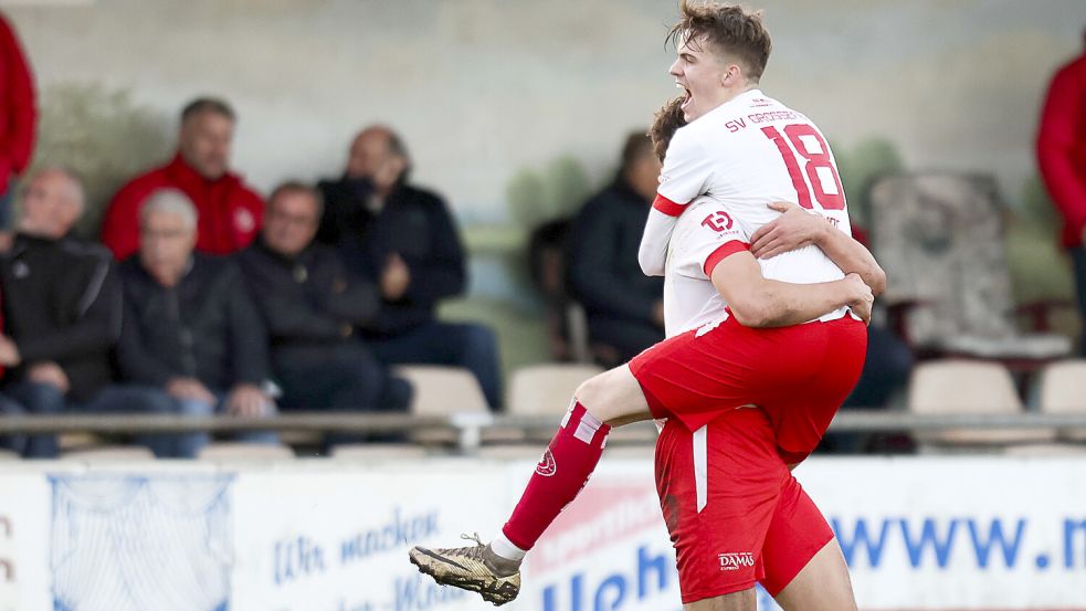 Ben Smidt (Nummer 18) erzielte am Samstag das 1:0 für den SV Großefehn gegen Aurich. Archivfoto: Jens Doden, Emden