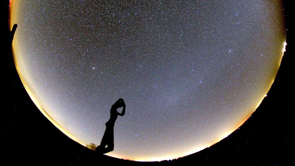 Der Utkieker schaut in den nächtlichen Sternenhimmel. Nur an wenigen Orten haben Himmelsbeobachter solche gute Bedingungen wie auf Spiekeroog. Foto: Archiv/Andreas Hänel/dpa