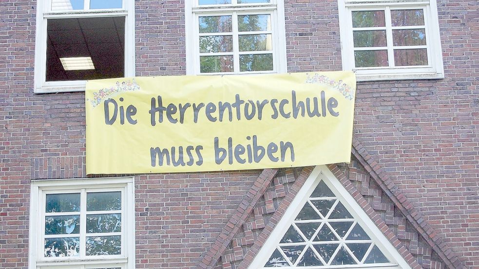 Schon 2014 demonstrierten Schüler für den Erhalt der Herrentorschule. Jetzt gibt es erneut eine Debatte über die Auflösung der Schule. Das Gebäude könnte als Außenstelle der IGS genutzt werden, ist ein Vorschlag der Stadt. Foto: Archiv