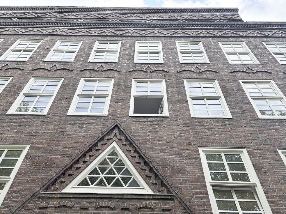 Die Herrentorschule befindet sich in einem denkmalgeschützten Gebäude des Backstein-Expressionismus.