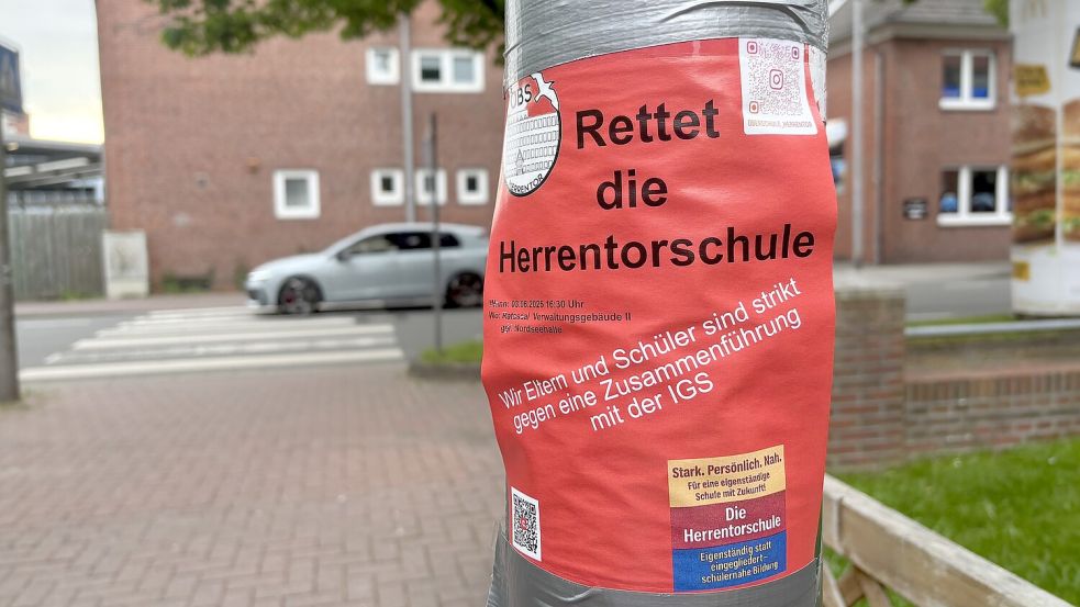 In der Stadt sind Flyer für den Erhalt der Herrentorschule verteilt und aufgeklebt.