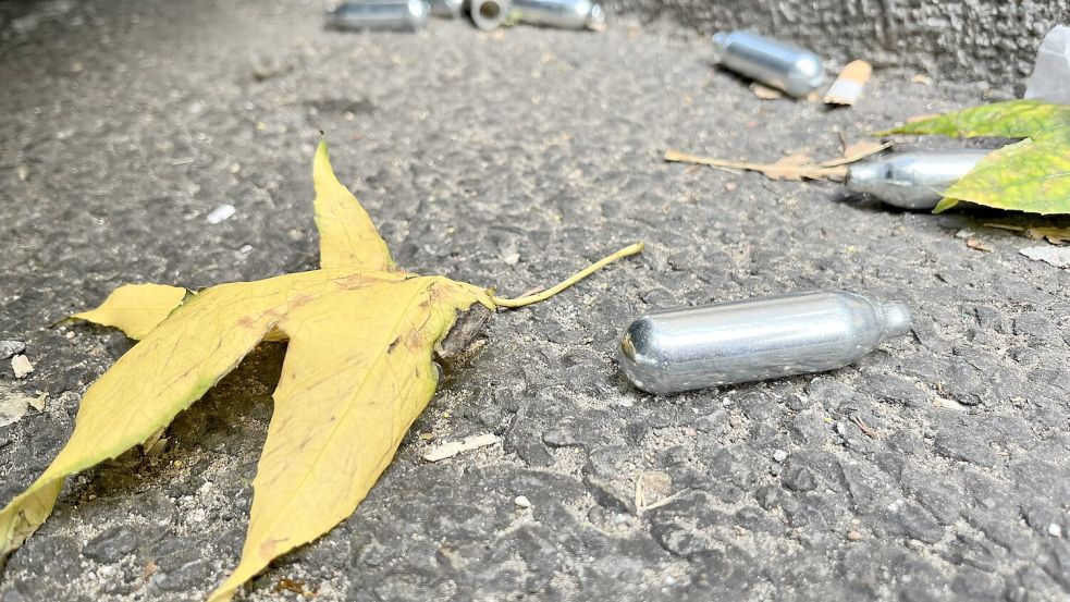 Auf einer Straße liegen mehrere Gaspatronen. Symbolfoto: Julia Kilian/dpa