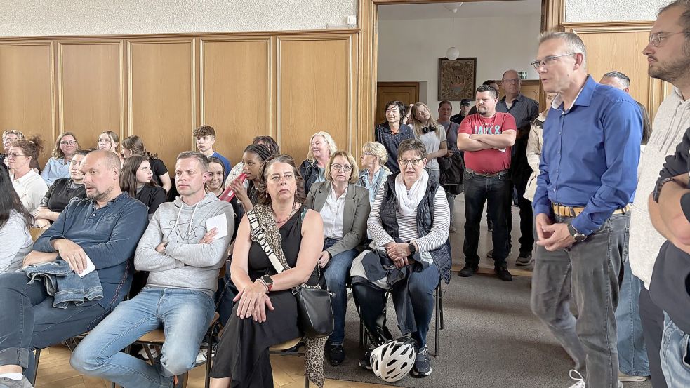 Die Tür zum Ratssaal blieb während der Schulausschuss-Sitzung offen. Zu viele Leute waren gekommen.