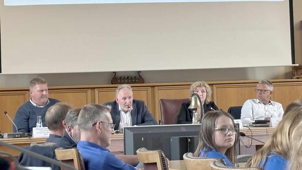 Stadtrat Volker Grendel (am Mikro) beantwortet rund eine halbe Stunde lang Fragen der anwesenden Bürgerinnen und Bürger. Zuvor hatte er eine Stunde lang die Schulentwicklungsplanung vorgestellt.