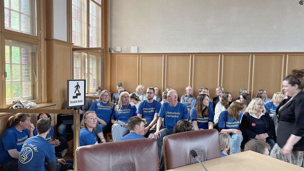 Viele Besucherinnen und Besucher des Schulausschusses hatten blaue T-Shirts mit der Aufschrift „Oberschule Herrentor“ an.