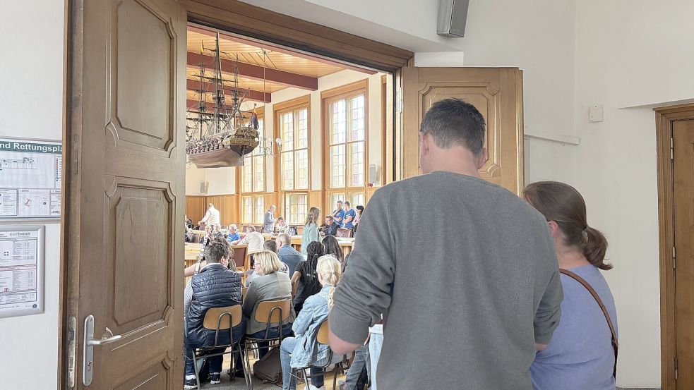 Großer Andrang beim Schulausschuss des Emder Rats am Dienstag, 3. Juni 2025.